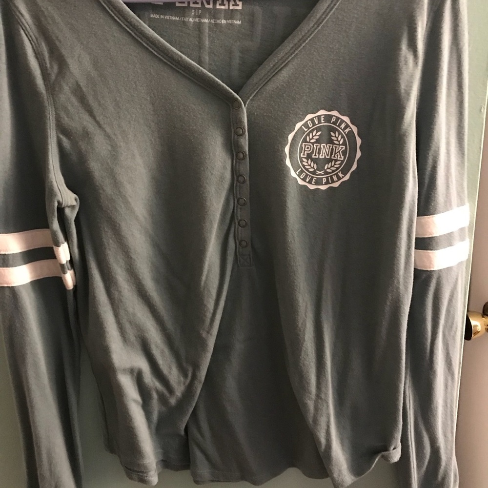 🌸 BARELY WORN VS PINK SLEEP SHIRT🌸